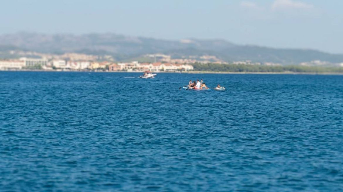 VIDEO: SUP daskom i dječjim gumenjakom na napuhavanje s djecom krenuli preko jednog od najprometnijih kanala u Dalmaciji!
