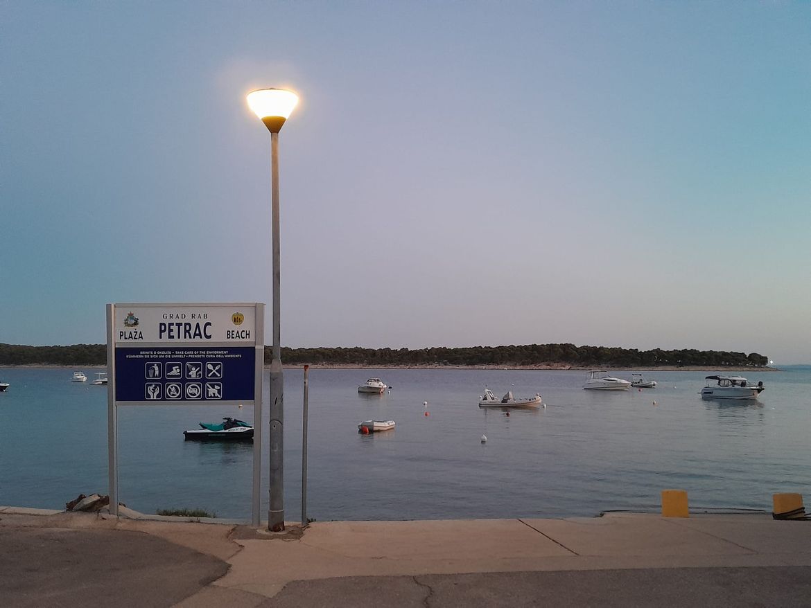 ŠEST GODINA INSTITUCIONALNOG PING-PONGA: Na rabskim plažama izbrojano 45 ilegalnih bova, a uklonio ih nije – nitko!