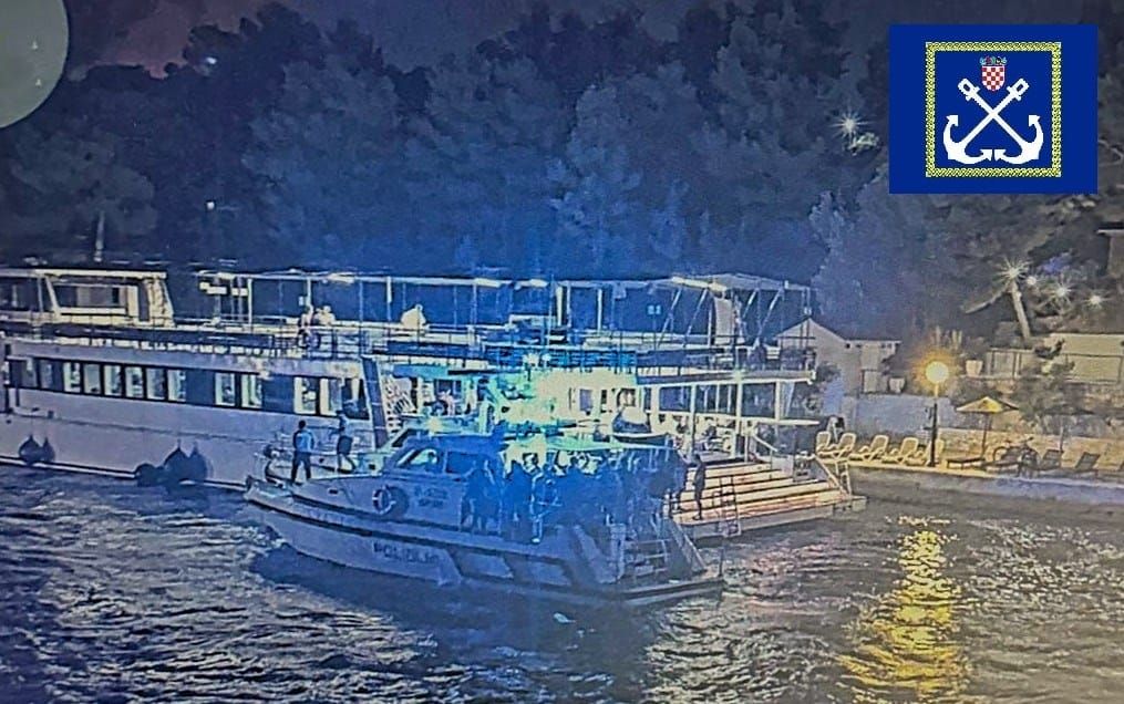 NOĆ UŽASA Više od 600 ljudi bježalo u more pred vatrene stihijom, uvalom se orili krici!  Vatra zarobila stotine ljudi na obali, djeca i nemoćni spašavani pod reflektorima!