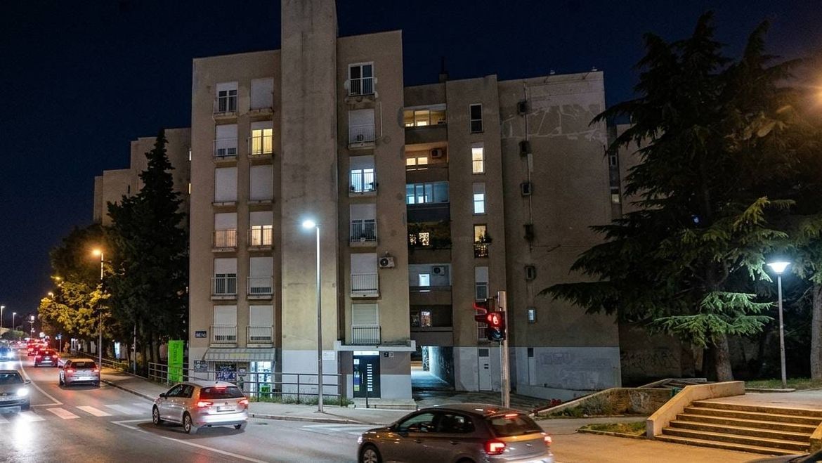 BUKNUO POŽAR NA ČETVRTOM KATU ZGRADE U ZADRU: Vatrogasci i hitna pomoć na terenu, ima ozlijeđenih