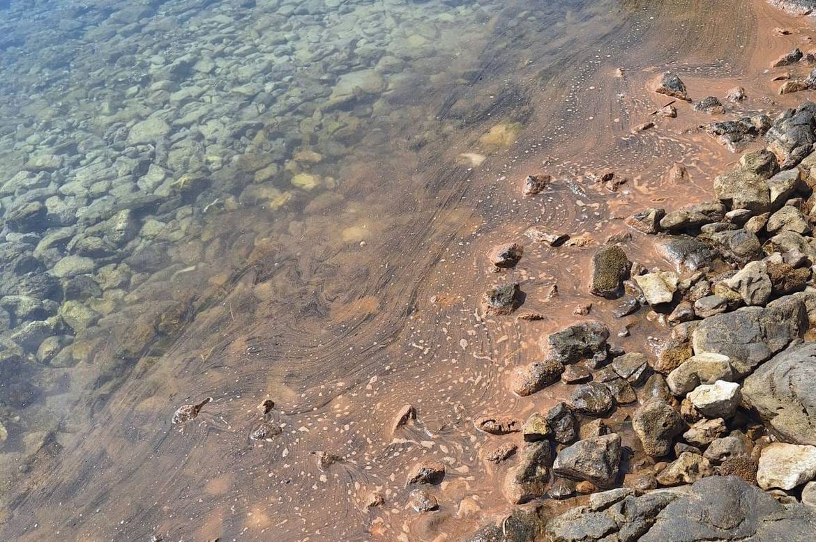 Novi ekološki incident podno Velebita: "U nenaseljenim uvalama kod Karlobaga bezobzirno se ispiru tankovi plovila"
