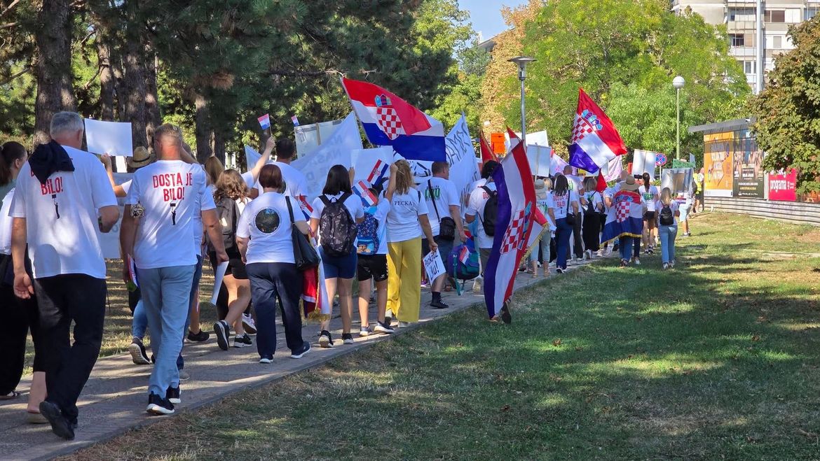 PREPUN TRG BANA JELAČIĆA Građani ujedinjeni u Zagrebu: "Neka nam Hrvatska ponovno bude lijepa i naša!"
