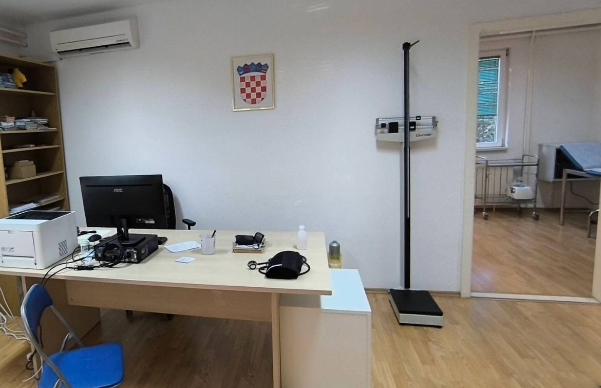 Žena se srušila pred zaključanom hitnom! U Supetru digli uzbunu: "Cijeli Brač s 13.000 ljudi spao na samo jednog liječnika u smjeni"