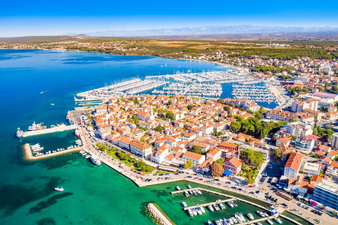 SUNČANO I VRUĆE NA JADRANU: Ujutro podno Velebita olujna bura, poslijepodne slabljenje vjetra