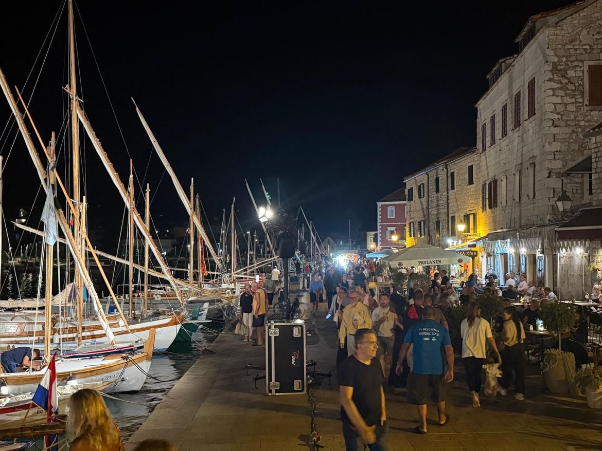 DANI U VALI Starogradsku valu preplavila flota od više od 50 tradicijskih brodova iz cijelog Jadrana, Italije i Crne Gore