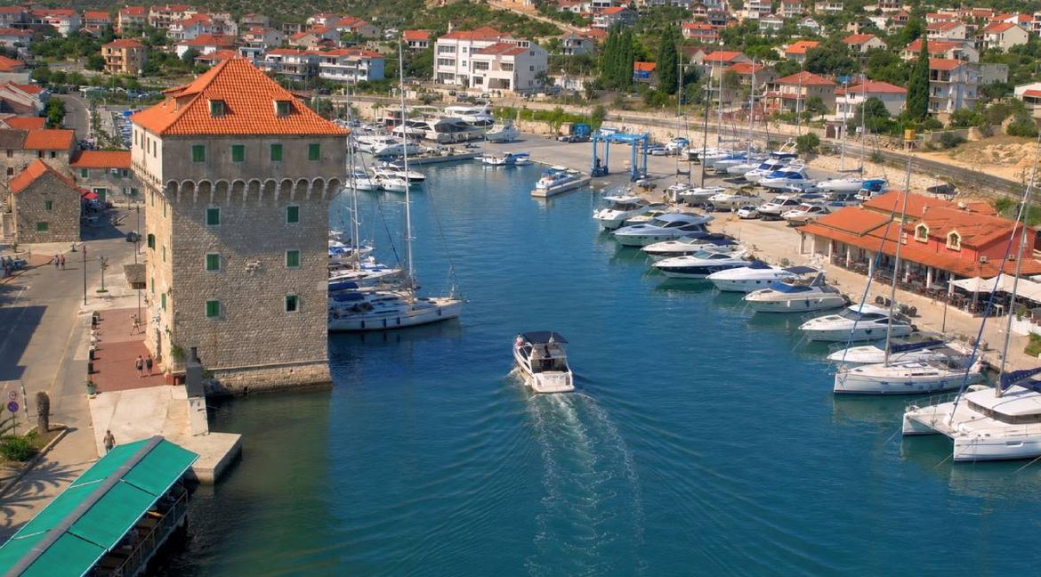 Tri mjeseca žena traži odgovore o onečišćenju mora: „Šalju me od vrata do vrata, a službene e-mail adrese ministarstva i kapetanije ne rade!“