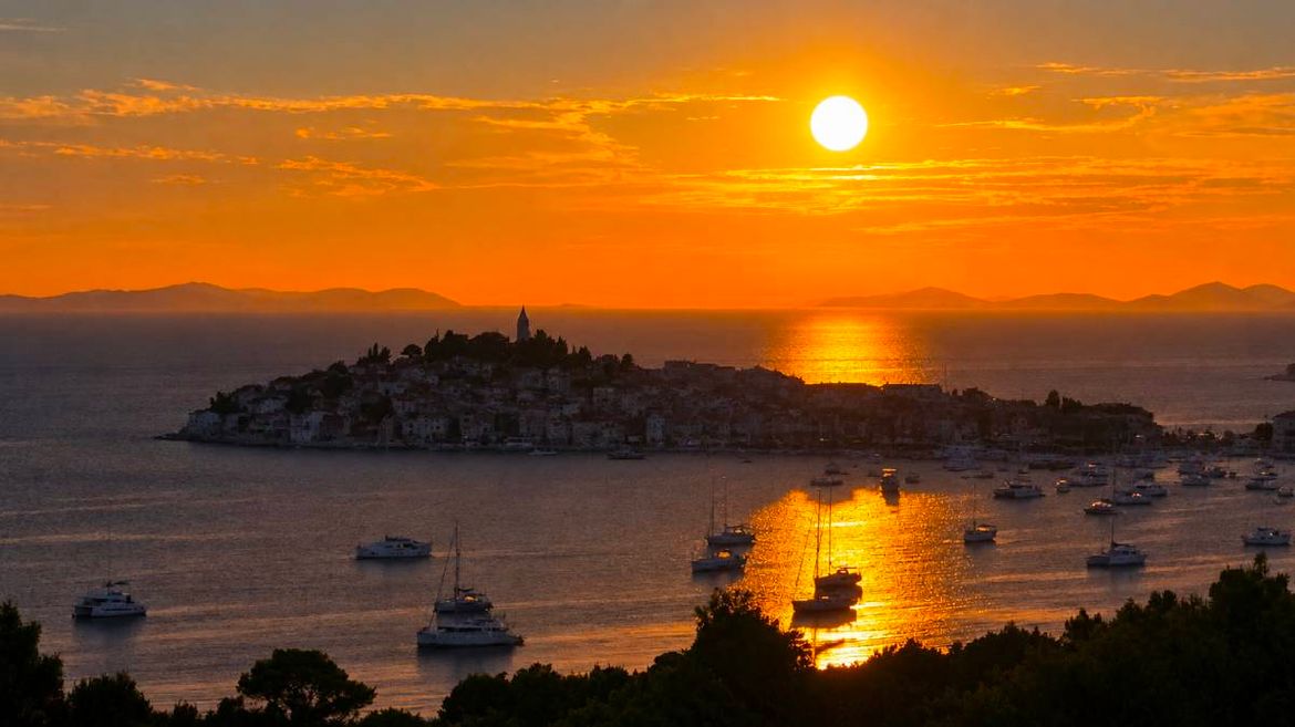 Sunčano i vruće diljem obale: Na sjevernom Jadranu i u Dalmaciji temperature do 35 °C, na krajnjem jugu narančasti alarm