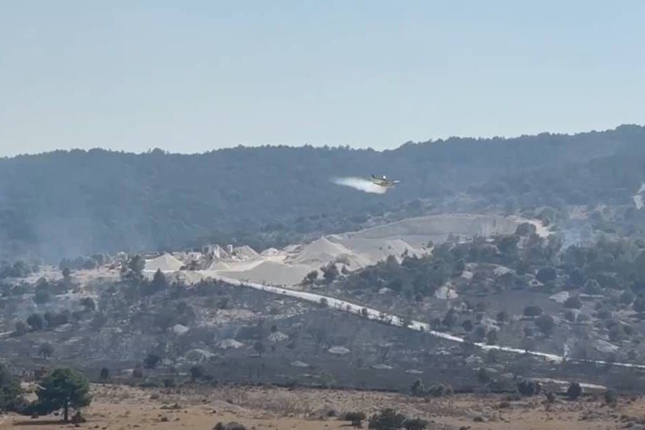 POŽAR NA BRAČU Gori u Nerežišćima, gase čatiri Air Tractora