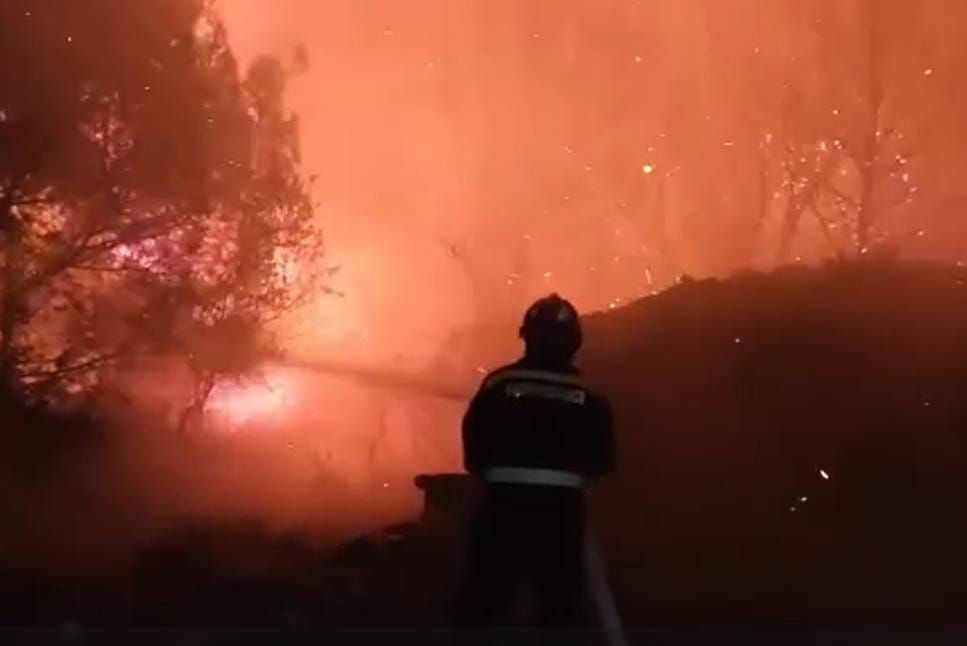 JUTRO DONOSI BOLJE VIJESTI Situacija na Braču nešto lakša: "Gledamo u nebo, brojimo kanadere, gasitelji su iscrpljeni, ali su uspjeli"
