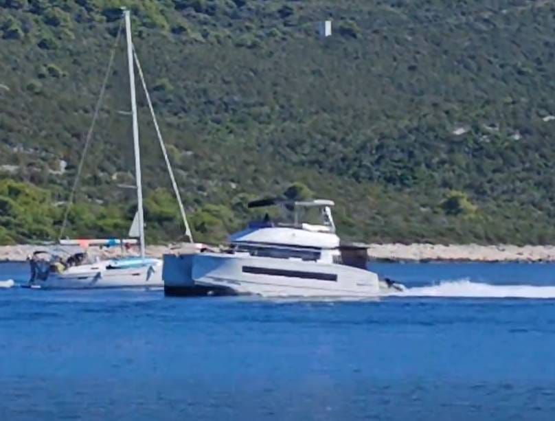 Ovako se NE ponaša na moru: "Pogledajte nautičara koji katamaranom radi krugove tik oko jedrilice" u uvali Sakarun na Dugom Otoku