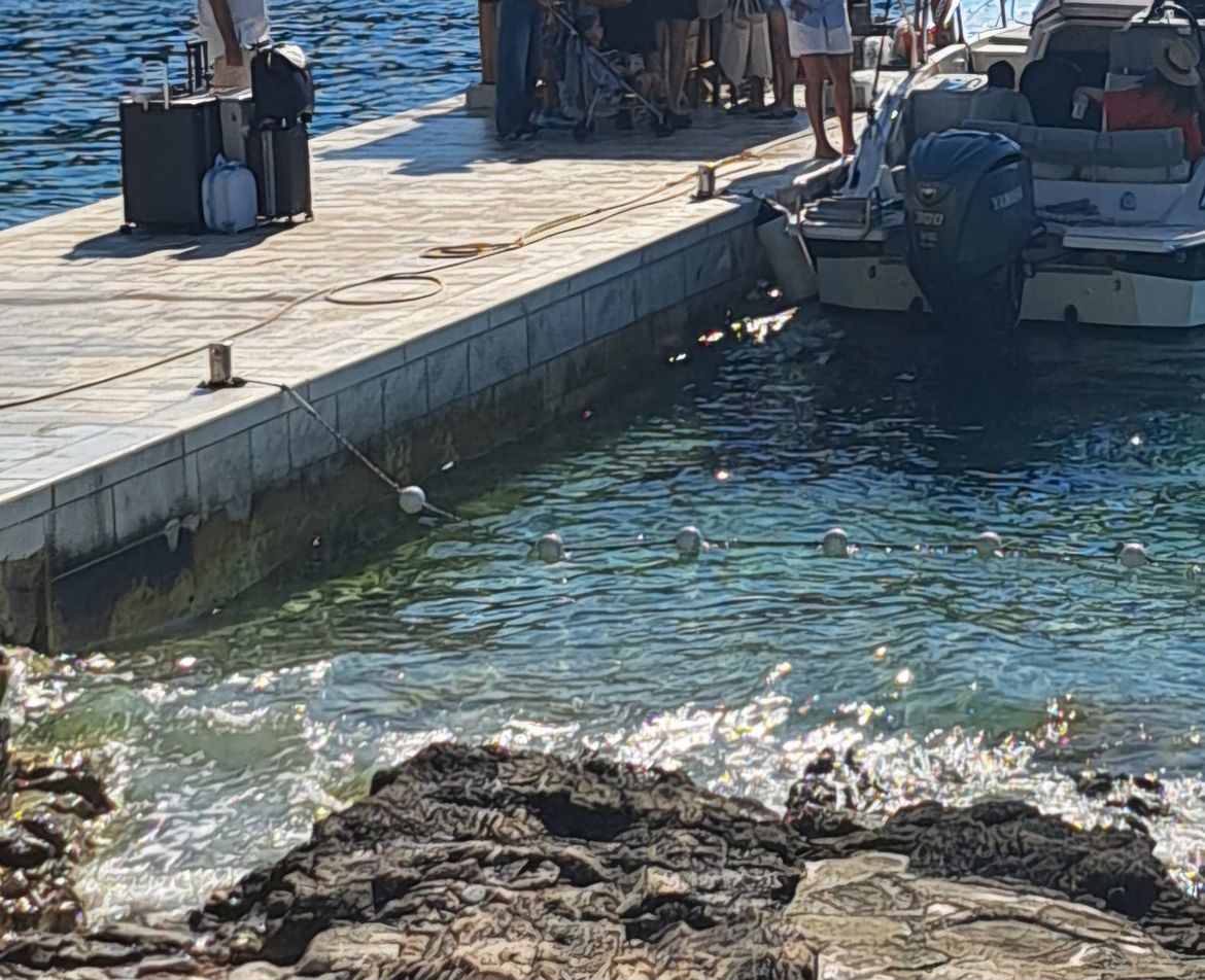 SORRY KUPAČI U Hvaru imate dva metra za kupanje jer ekipa mora 'mlatit lovu': "Pogledajte dokle je došao plažni konop!"