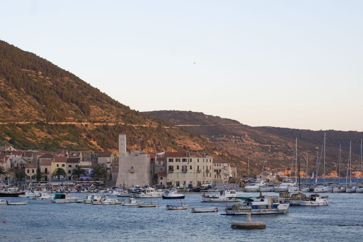 OTOK IZVAN DOMETA ZABORAVA: Od vojne utvrde na pučini do priča skrivenih ‘Ispod radara’