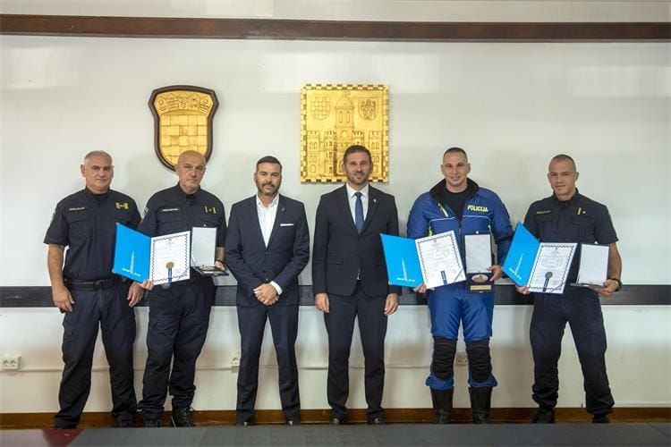 Gradonačelnik Tomislav Šuta uručio policijskim službenicima „Medalje Grada Splita“
