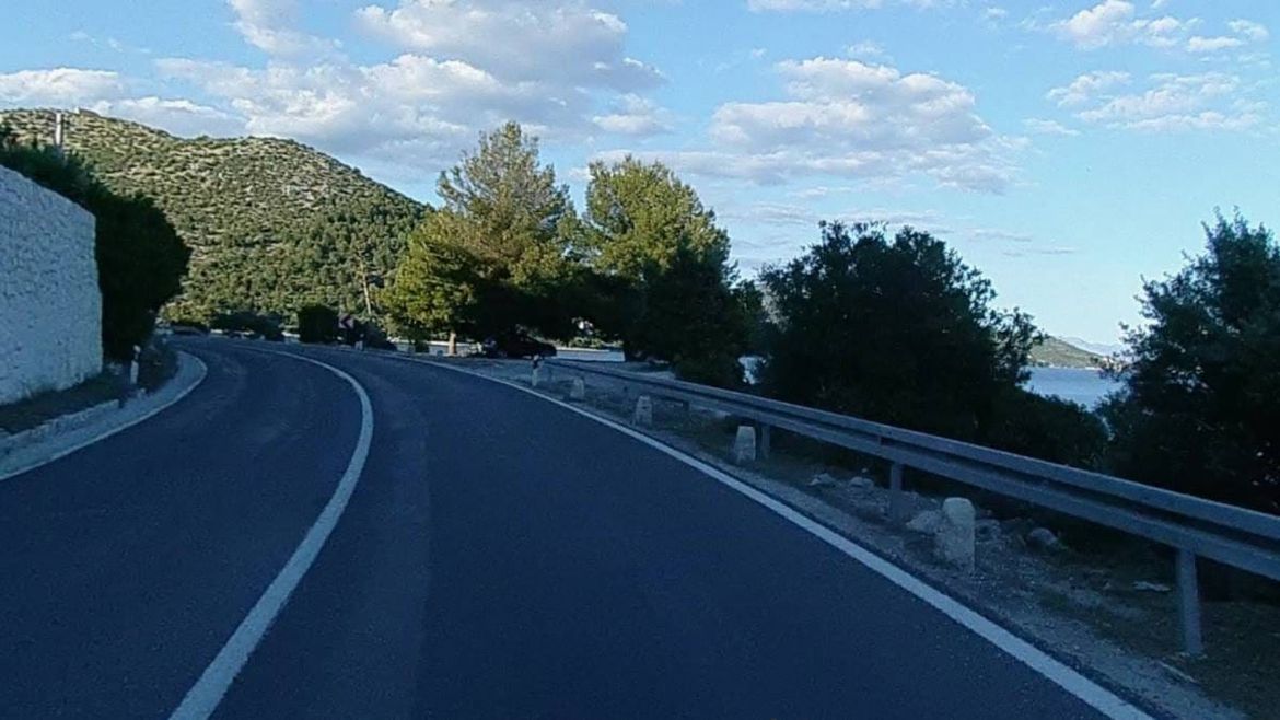 Teška prometna nesreća u Marini: Vozač kombija sletio s ceste D-8 i poginuo