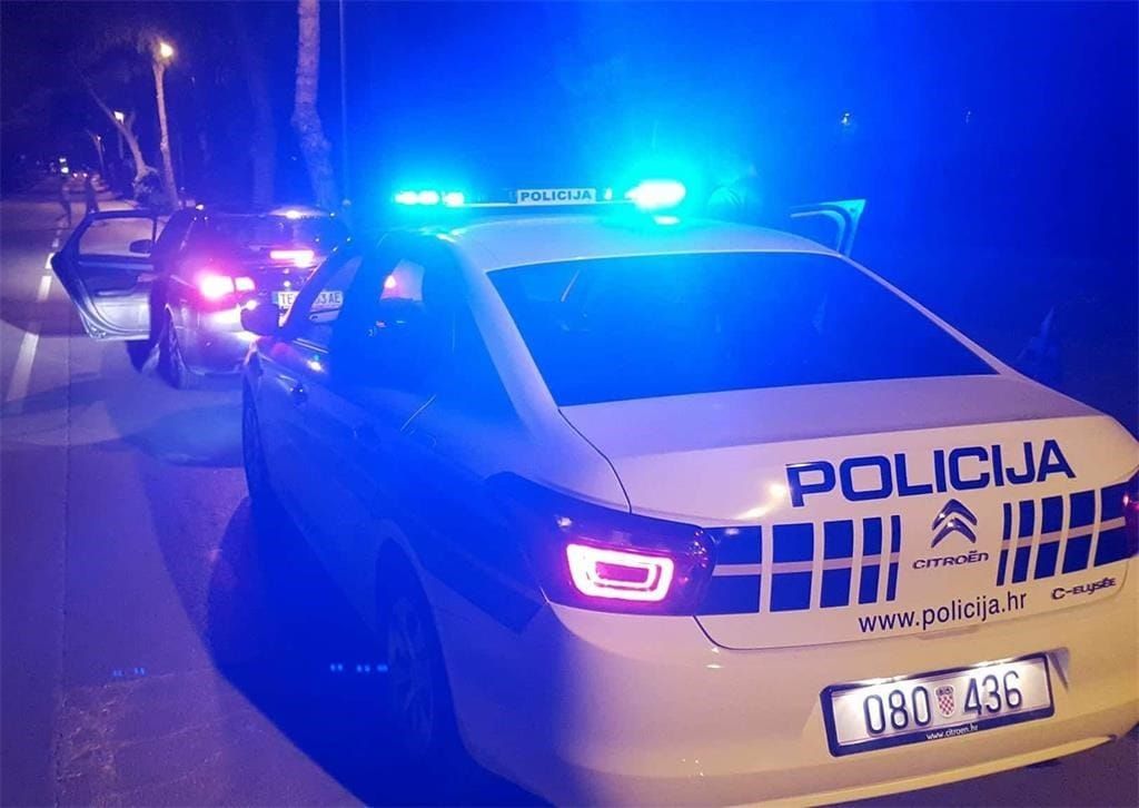 SVAŠTA Tip u Umagu usred noći s krova skočio na policajca