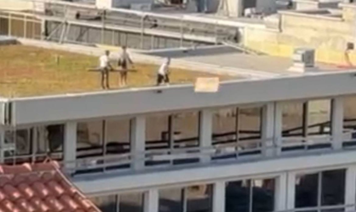 POGLEDAJTE SNIMKU IZ IČIĆA Ljetna zabrana? Za radnike luksuznog hotela propisi ne vrijede, mještani ogorčeni!