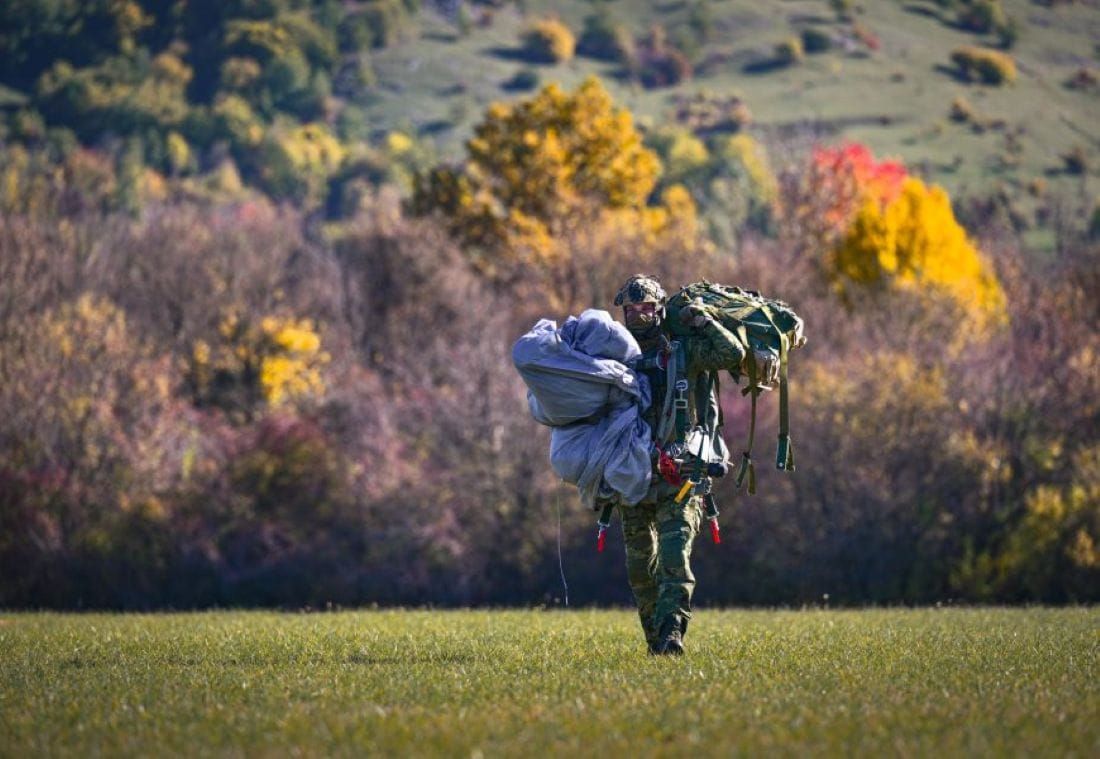 FOTO/VIDEO Napredna padobranska obuka za hrvatske vojnike