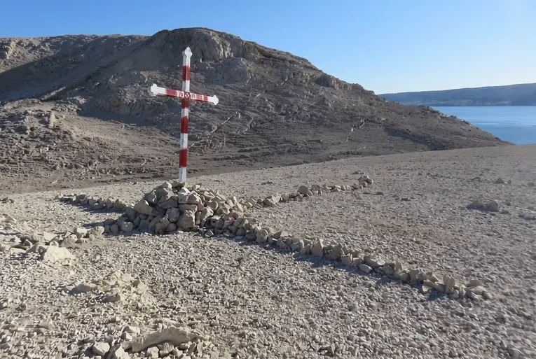 PAG Pravoslavni križ na spomen-obilježju žrtvama ustaških logora u uvali Slana netko obojao boje šahovnice s prvim bijelim poljem