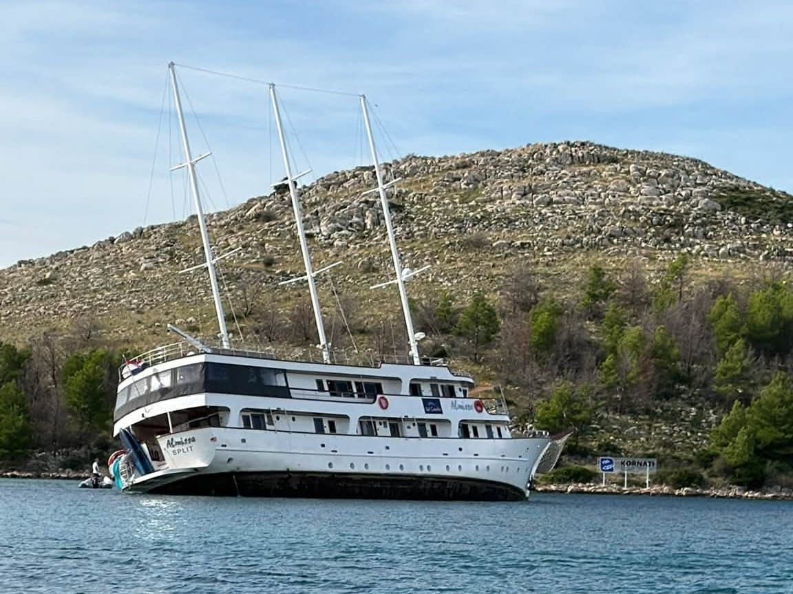Drama u Veloj Proversi: Luksuzni mini-kruzer MS Almissa nasukao se na prolazu između Dugog otoka i Kornata