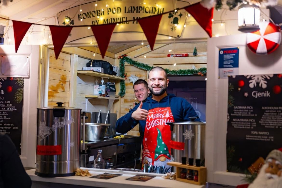 Pula ograničila cijene na Adventu - Evo koliko će koštati burgeri i fritule!