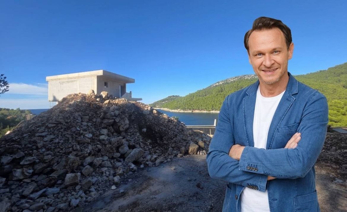 "NEĆU JA NIŠTA VRAĆATI, NEKA DOĐU I VRATE ONI!" Enis Bešlagić bespravno gradio na Korčuli, pa poručio: "Krov mi je curio, nisam mogao čekati papire!"