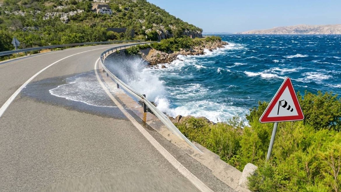 OPREZ NA CESTAMA: Olujni vjetar stvara probleme u priobalju, gužve i usporenja na ključnim prometnicama