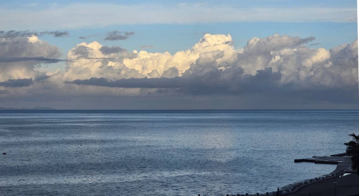 Sunce na sjeveru, olujna bura duž obale i oblaci na jugu