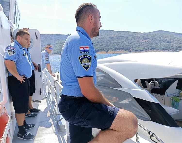 RADNO LJETO Riječka pomorska policija ovog ljeta uhvatila čak 529 divljaka na Kvarneru: "Glisirali blizu obale i ugrožavali živote"