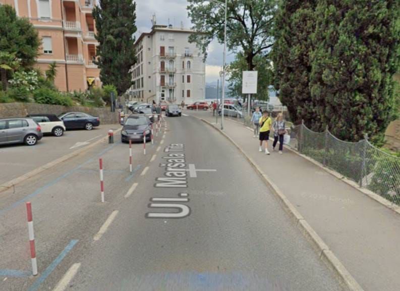 Bježao policiji u Opatiji pa se zabio u drvo