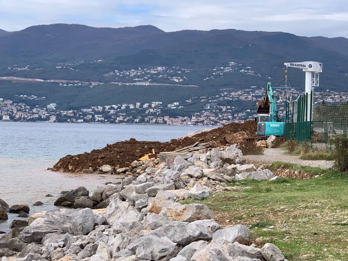 "ZEMLJA DOSLOVNO GUŠI MORE" Mutne scene na Kantridi, nadležni poslali redare!