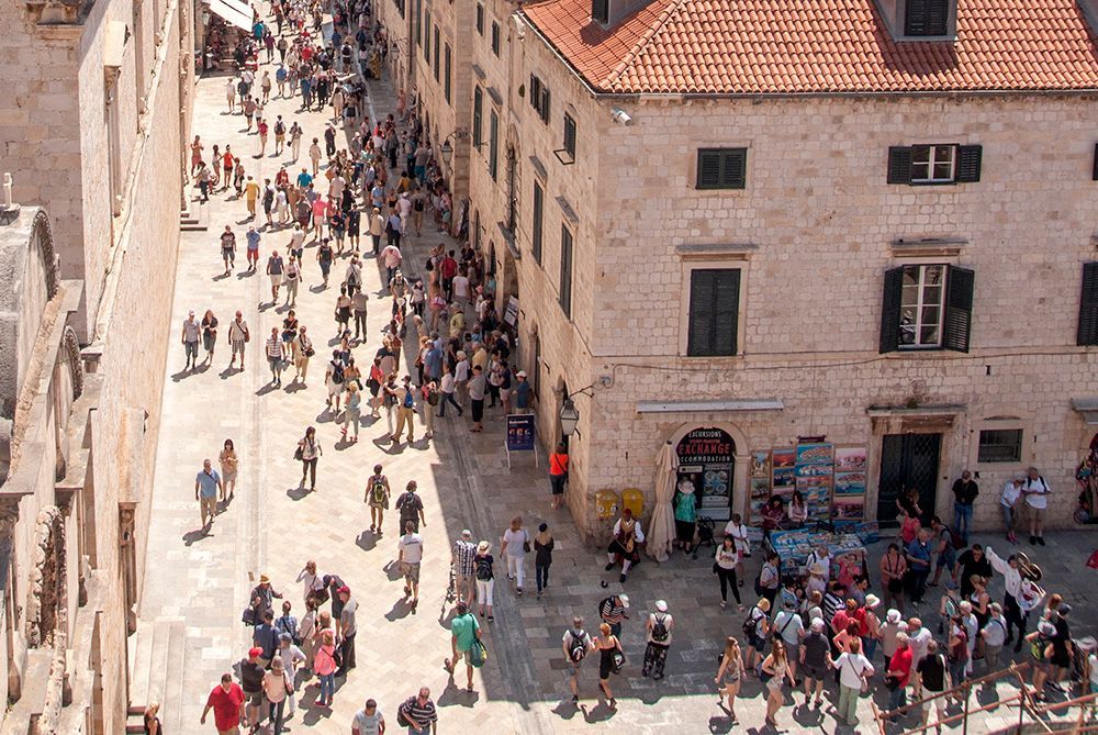 TAMNA STRANA TURIZMA Stanari dubrovačke stare jezgre žale se na smrad urina i buku