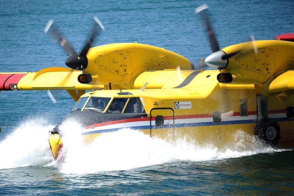 NEVJEROJATNA SNIMKA IZ TURSKE Kanader jedva izbjegao sudar s idiotom na jet skiju, koji mu je presjekao put