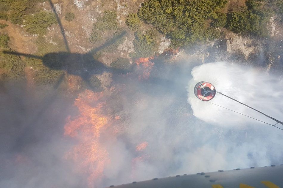 Dva kanadera gasila požar kod Trogira, prvi put ove sezone sudjelovao i helikopter