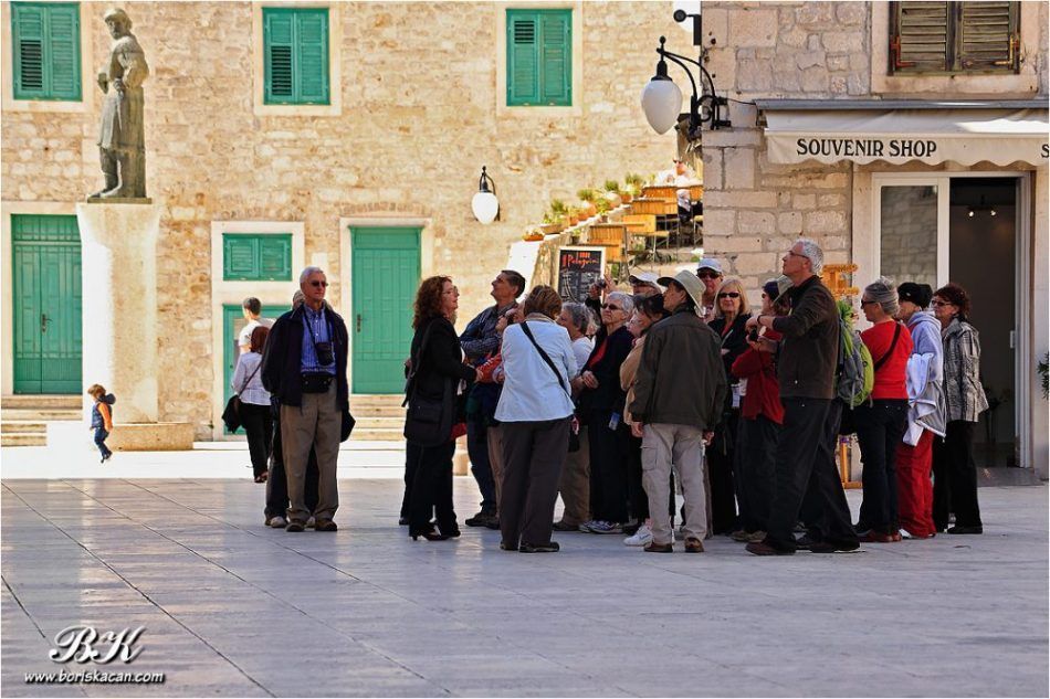 POBUNA TURISTIČKIH VODIČA Ministarstvo turizma strane vodiče bez edukacije inauguriralo u hrvatske