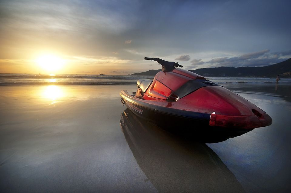 Zadarska policija pronašla kradljivca jet-skija – Pokušao ukrasti i hotelske ležaljke s plaže