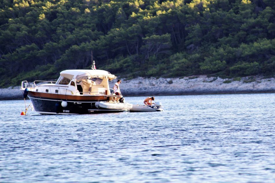 FOTO Gibonni gušta ploveći morem do svoje ljetne rezidencije na Korčuli