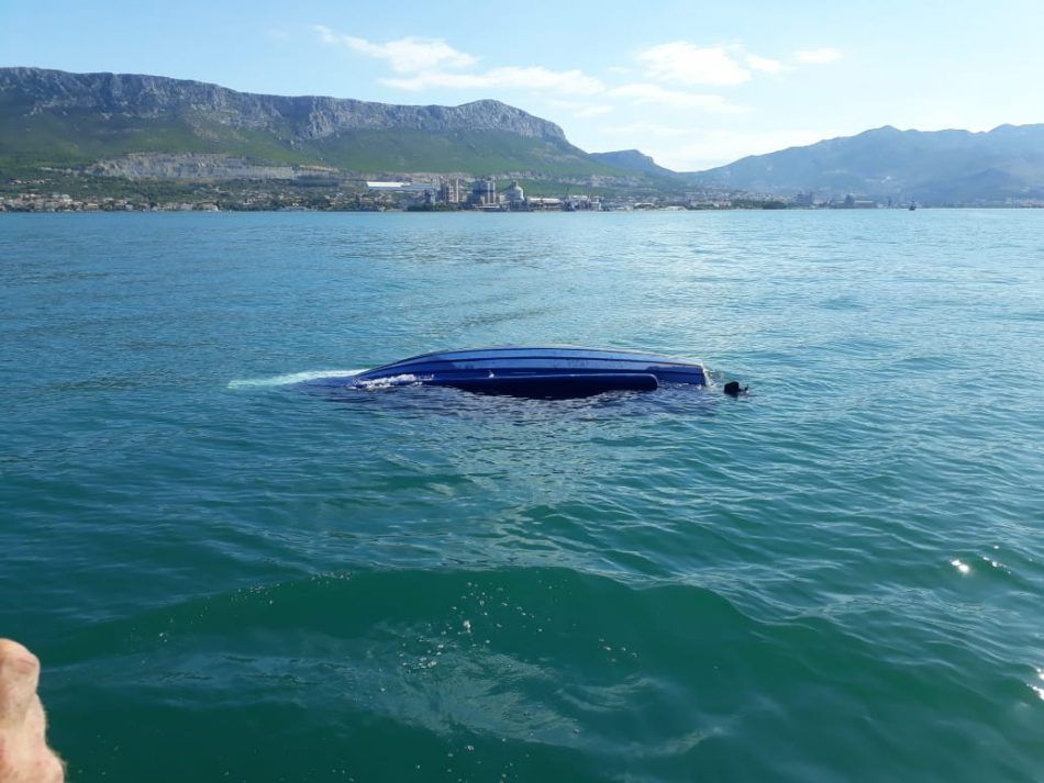 HAVARIJA IZMEĐU OMIŠA I BRAČA Prevrnuo se gliser – Unesrećene spasio HGSS
