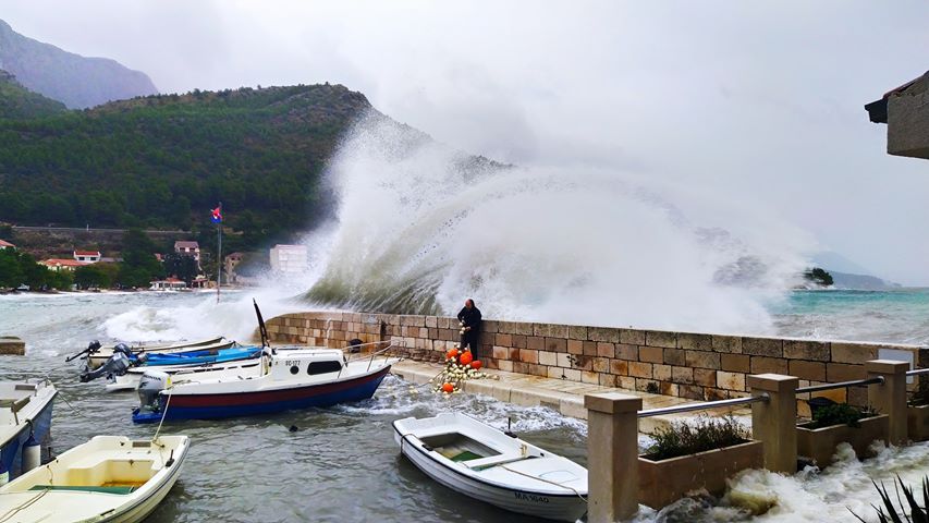 CRVENI METEOALARM Olujno jugo diljem Jadrana, otoci odsječeni