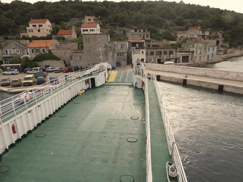 Nakon iskrcavanja s broda, djedica na Žirju gurnuo i teško ozlijedio dvostruko mlađeg muškarca