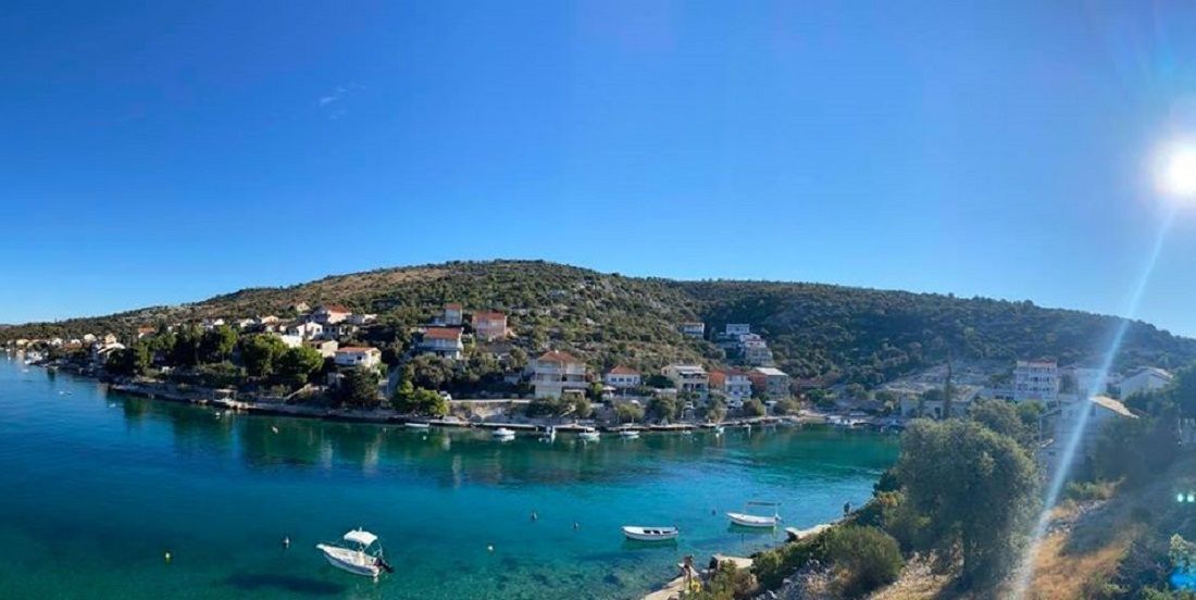 Hrvat iz Njemačke na ljetovanju u Rogoznici: “U moru sam okružen govnima, ljudi se ne pridržavaju mjera, a turista sve manje”