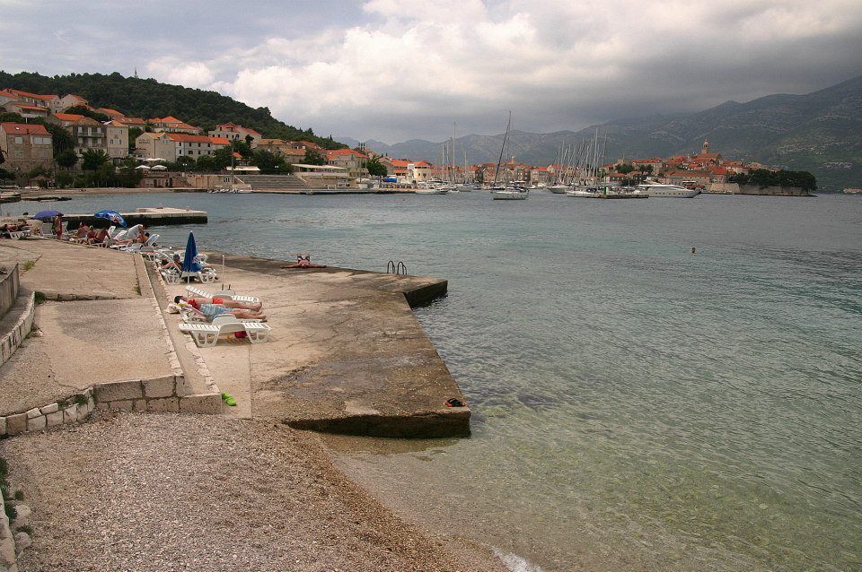 Širi se onečišćenje mora u Korčuli – Sad se i gradska plaža Banje ne preporučuje za kupanje!