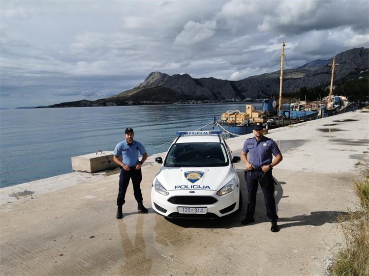Mladi splitski policajci na rukama iznosili korisnike gorućega doma za starije i nemoćne