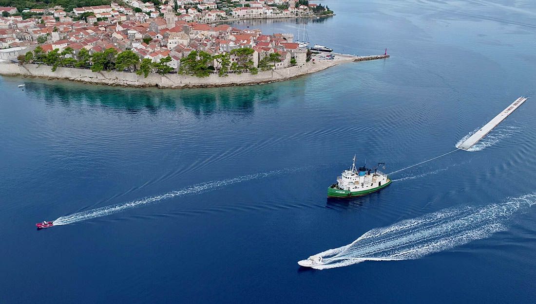KORČULA Dotegljeni valobranski pontoni za projekt luke “Porto UŠ”, rekonstruira se lukobran Puntin