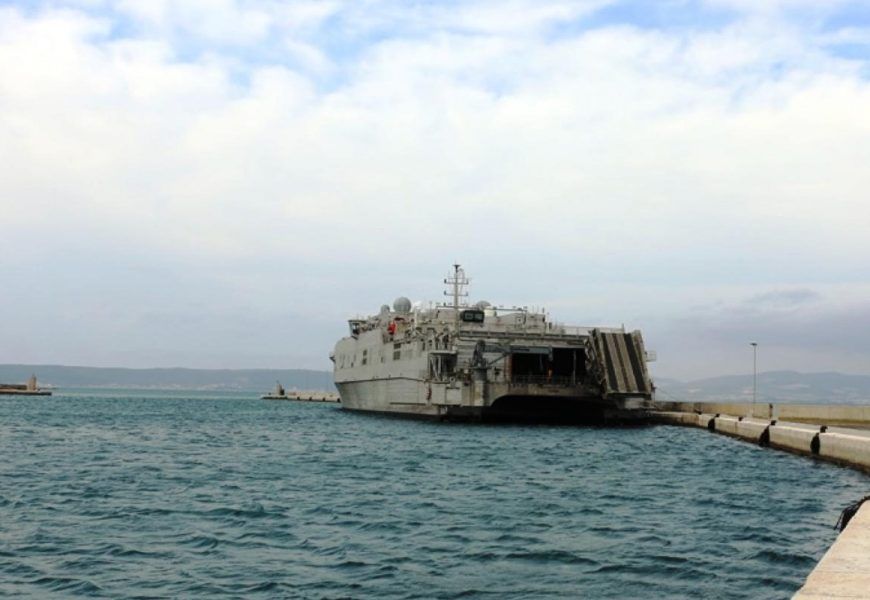 Veliki katamaran američke ratne mornarice USNS Yuma uplovio u Loru