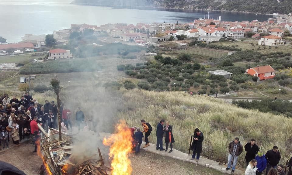 SVETI MIKULA Na Dan Grada Komiže tradicionalno spaljivanje broda, ali bez prisustva javnosti