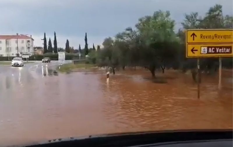 Odroni, bujice i poplavljene ceste u Istri