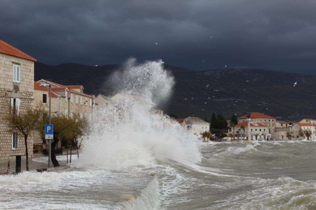 CIKLONA JADRANKA Jako jugo na Jadranu, poplavljene rive, u prekidu linije prema otocima
