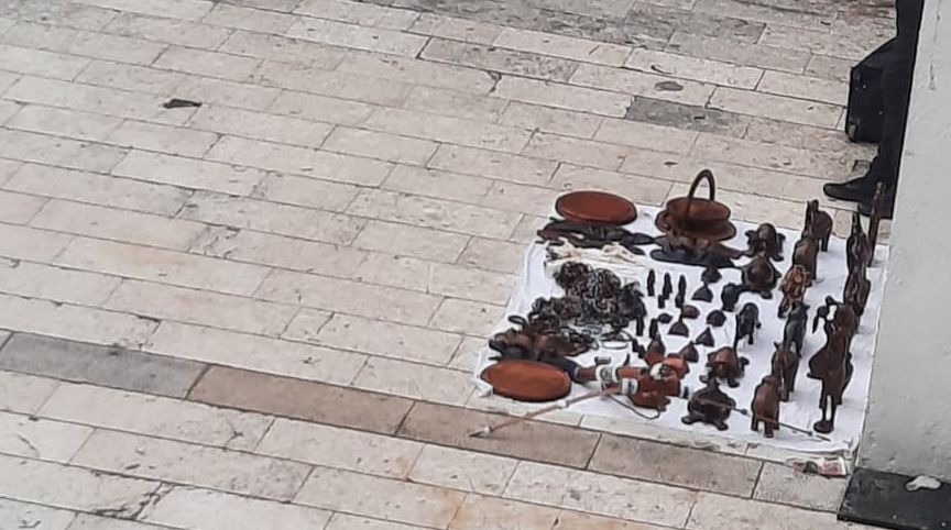 Stranci po dalmatinskim gradovima ilegalno prodaju afričke suvenire