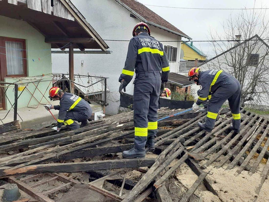 U otklanjanju posljedica potresa, ozlijeđeni vatrogasci iz Splita, Dubrovnika i Otočca