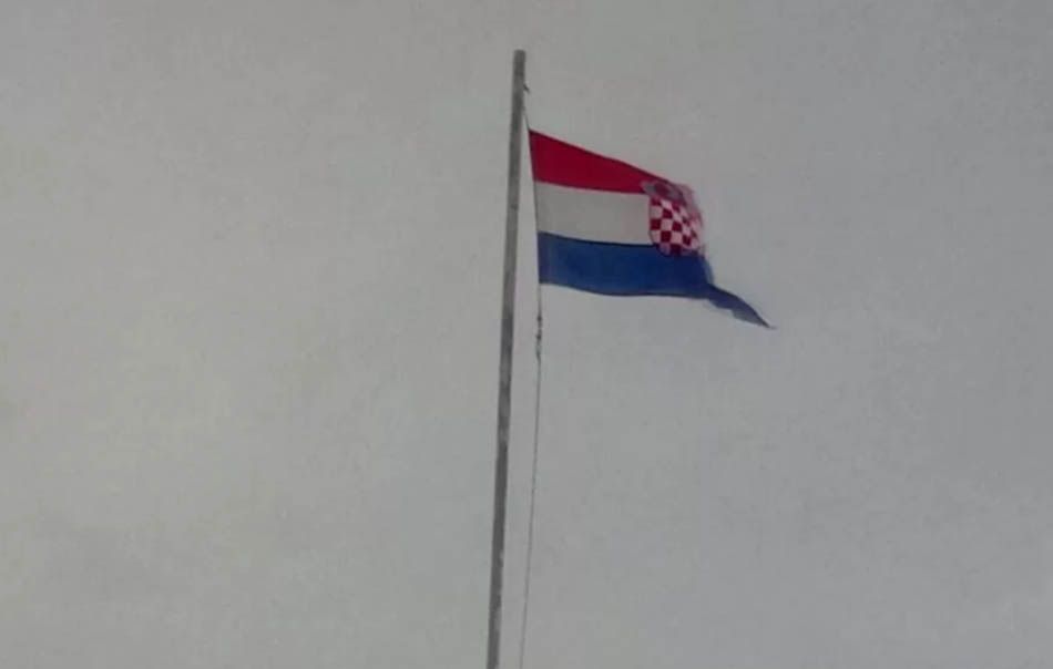 LIJENOST ILI PROPUST? Na dan žalosti u ovoj bračkoj općini nije spušten stijeg na pola koplja
